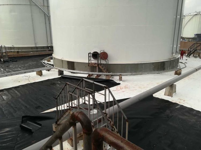 土工膜和土工布分別在儲(chǔ)油罐防滲中扮演什么角色